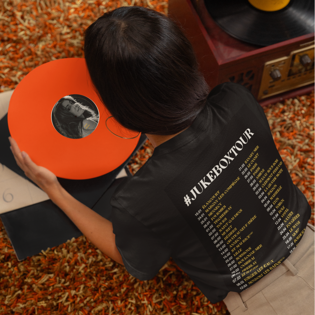 Dos d'un t-shirt avec les dates de tournée